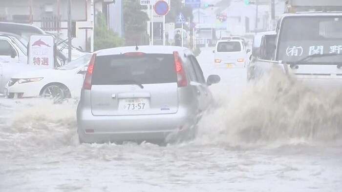 Durch die Regenfälle wurden Straßen und Flussufer überflutet.