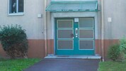 In dieses Mehrparteienhaus in Linz konnte sich das blutüberströmte Opfer retten.