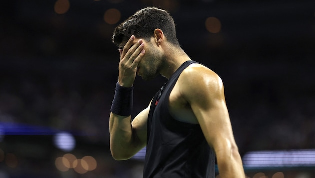 Carlos Alcaraz musste die wohl bisher bitterste Niederlage seiner jungen Karriere hinnehmen.  (Bild: AFP/ AFP/GETTY IMAGES/Luke Hales)