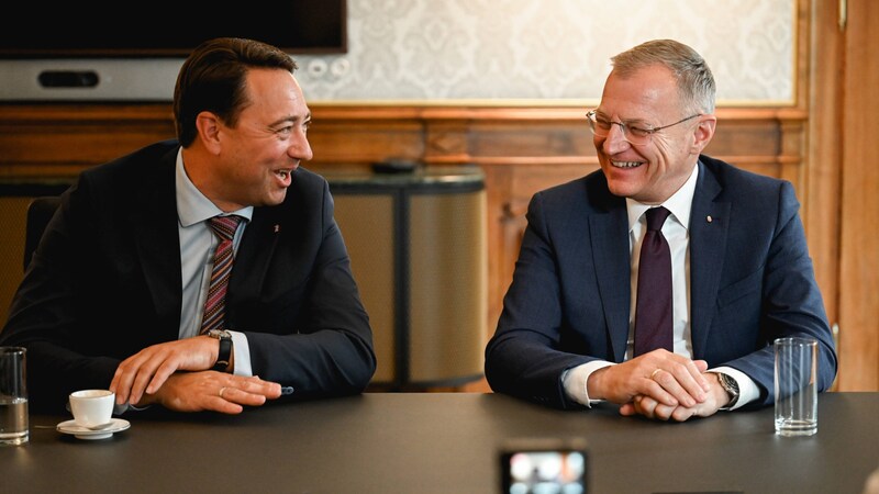 The salaries of Upper Austria's Governor Thomas Stelzer (ÖVP, right) and his deputy Manfred Haimbuchner (FPÖ) will increase. (Bild: Wenzel Markus/Markus Wenzel)