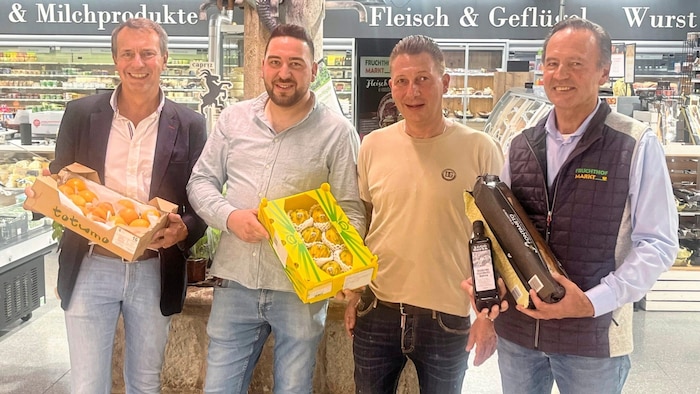 Die Eigentümer Johannes Marsoner (li.) und Johann Berchtold jun. (2. v. re.) – mit dem ...