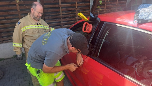 Feuerwehr und ÖAMTC befreiten das Tier aus dem Auto. (Bild: Freiwillige Feuerwehr Bischofshofen)