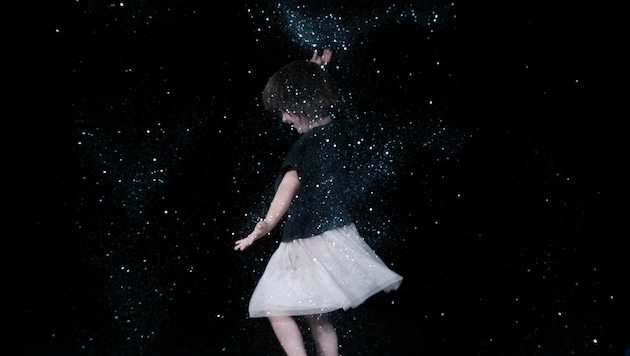 Katharina Swoboda shows the childlike joy of glitter with Konstantina (Bild: Katharina Swoboda, Videostill)