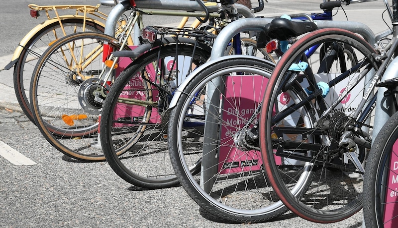 Geeignete Fahrradabstellplätze sind Pendlern an den Bahnhöfen wichtig. (Bild: Huber Patrick)