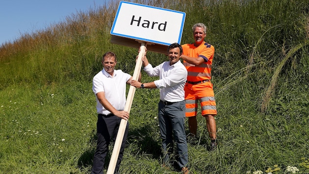 Karl Kaltenhauser, Martin Staudinger und Martin Loacker (v. l.) stellten das erste nachwachsende Schild in Hard auf. (Bild: Gemeinde Hard)