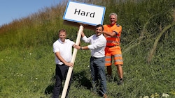 Karl Kaltenhauser, Martin Staudinger und Martin Loacker (v. l.) stellten das erste nachwachsende Schild in Hard auf. (Bild: Gemeinde Hard)