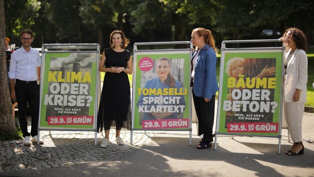 Die Landessprecher Daniel Zadra und Eva Hammerer mit Alma Zadic und Nina Tomaselli. (Bild: Grüne)