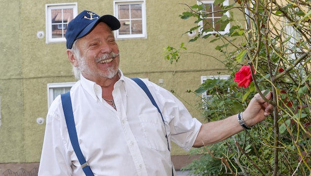 Im schattigen Innenhof der Eisenbahner-Siedlung nach dem Salzburger Bahnhof lässt es sich auch für Rudolf Hojna-Leidolf brütend heißen August-Tagen gut aushalten – der Weg in die Innenstadt ist kurz. (Bild: Tschepp Markus)