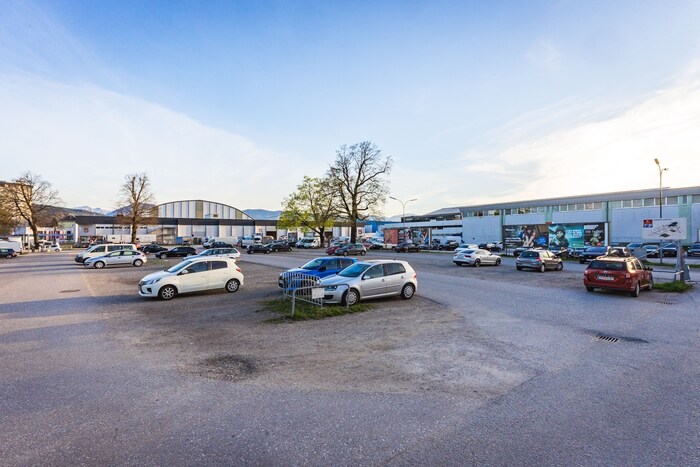 Der Messeparkplatz bietet laut den Grünen ausreichend Platz für ein Hallenbad.