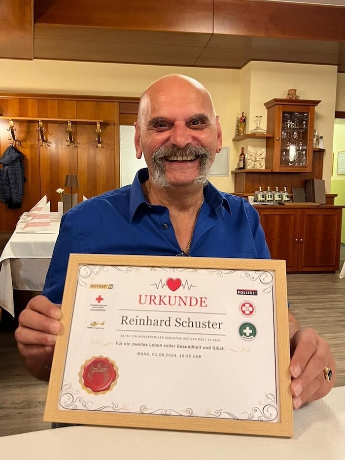 Reinhard Schuster kann wieder lachen – diese Urkunde erinnert ihn seinen zweiten Geburtstag.
