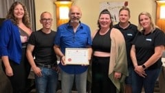 Ohne dem beherzten Einschreiten der fünf Helfer hätte Reinhard Schuster (3. v. li.) wohl nicht ...