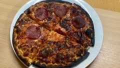 Achtung, kein Symbolbild: Diese verbrannte Salami-Pizza hatte Konsequenzen. (Bild: FF Oberndorf)