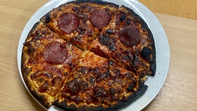 Achtung, kein Symbolbild: Diese verbrannte Salami-Pizza hatte Konsequenzen. (Bild: FF Oberndorf)