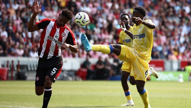 Marc Guehi (r.) bleibt bei Crystal Palace. (Bild: AFP/APA/HENRY NICHOLLS)