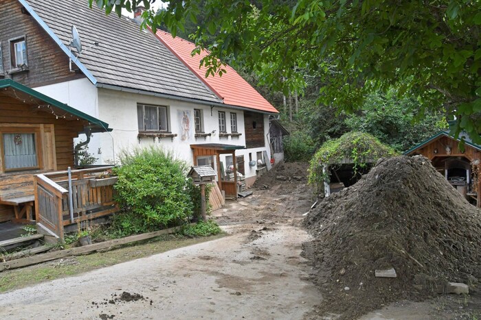 Tonnen an Erdmaterial haben den Hof von Mathias Weiss und seiner Familie überrollt. Zum Glück ...