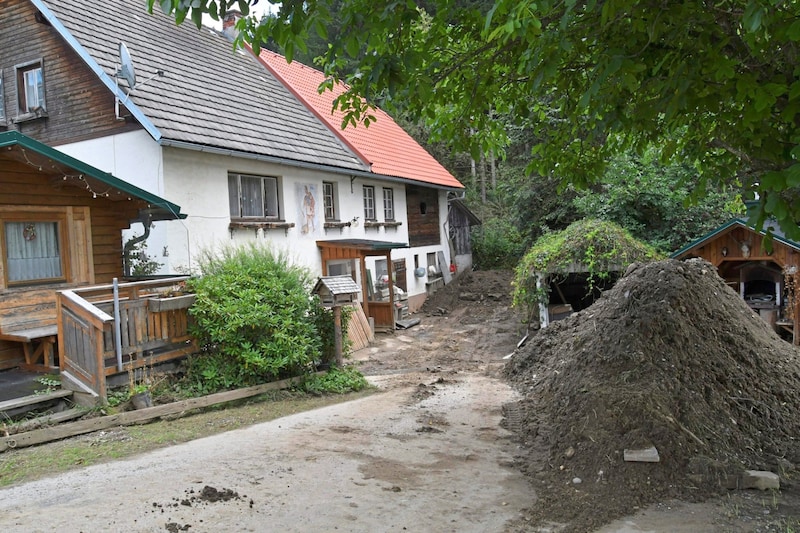 Tonnen an Erdmaterial haben den Hof von Mathias Weiss und seiner Familie überrollt. Zum Glück waren seine Schafe und Ziegen auf der Sommerweide. (Bild: Kevin Geißler)