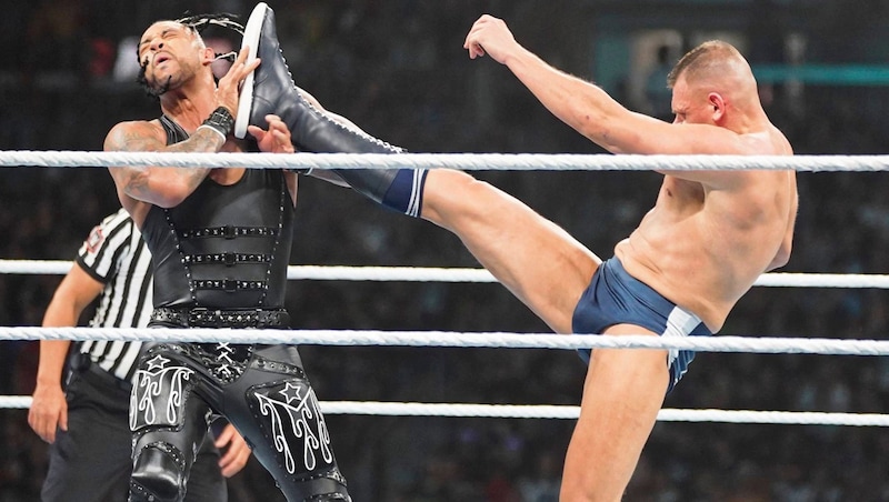 The Viennese struck again against Damian Priest (left). (Bild: WWE Joel Zietcer)