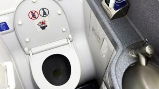 Seit den späten 1990ern ist Rauchen in Flugzeugen strengstens verboten. Wer sich auf der ...