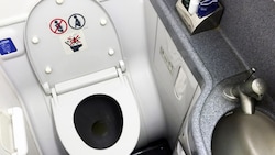 Seit den späten 1990ern ist Rauchen in Flugzeugen strengstens verboten. Wer sich auf der Toilette eine Zigarette ansteckt, setzt das Leben von allen Menschen an Bord aufs Spiel. (Bild: stock.adobe.com/Wolfgang Müller)