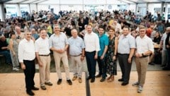 Bundeskanzler Karl Nehammer mit Landesparteiobmann Christian Sagartz und weiteren ÖVP-Manadtaren beim Landeswandertag des Seniorenbundes in Deutsch Tschantschendorf. (Bild: ÖVP/Sebastian Friedl)