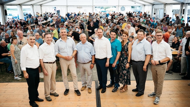 Bundeskanzler Karl Nehammer mit Landesparteiobmann Christian Sagartz und weiteren ÖVP-Manadtaren beim Landeswandertag des Seniorenbundes in Deutsch Tschantschendorf. (Bild: ÖVP/Sebastian Friedl)