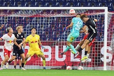 Der Sturm-Goalie köpfte in der letzten Sekunde zum Ausgleich ein. (Bild: GEPA/GEPA pictures)