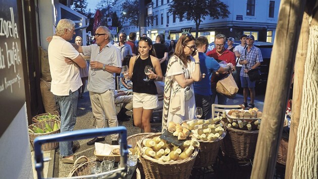 Zahlreiche Gäste genossen den Abend am Sonnbergmarkt (Bild: Holl Reinhard/Reinhard Holl)