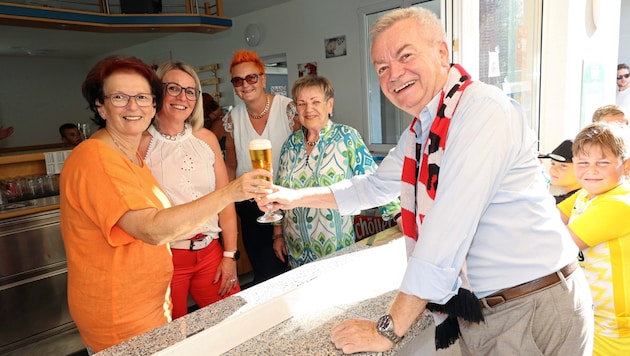 A Seidel Gösser before the start of the match: A scarf like this hangs in Lang's office. (Bild: Jauschowetz Christian)