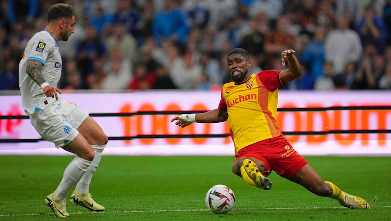 Jetzt grätscht Danso weiter für Lens. (Bild: AP)