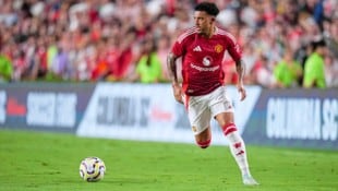 Jadon Sancho tauscht offenbar die rote gegen eine blaue Dienst-Kluft.