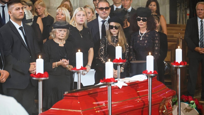 The family mourned Richard Lugner together with Austria on Saturday. The ORF experts found that the farewell "lacked emotion". (Bild: Holl Reinhard)