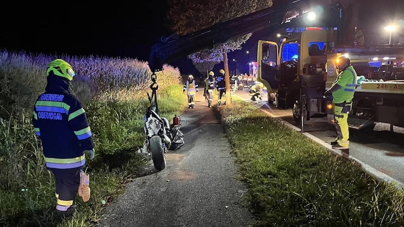 Das Motorrad wurde von einem örtlichen Abschleppunternehmen geborgen. (Bild: FF Obervogau)