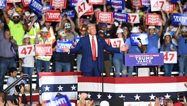 Donald Trump in front of supporters in Johnstown (Bild: AP)