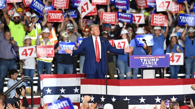 Donald Trump in front of supporters in Johnstown (Bild: AP)