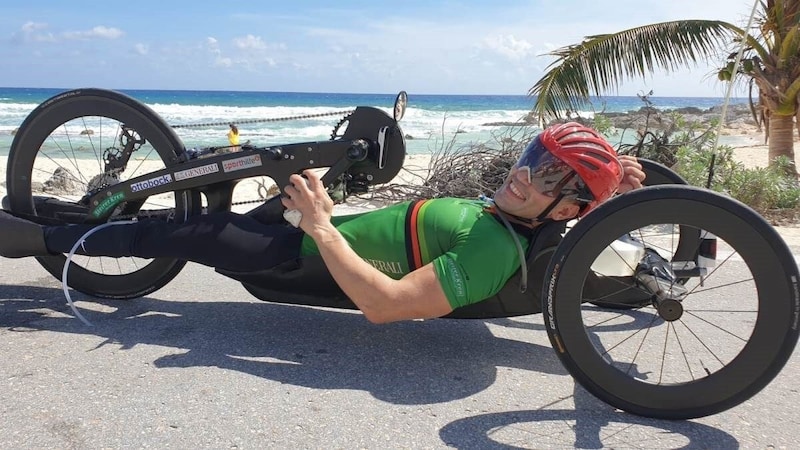 Das Handbike, mit dem er unterwegs ist, hat Frühwirth mitentwickelt (Bild: Frühwirth)