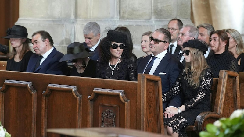 Die Familie Lugner trauert im Stephansdom. (Bild: APA/GEORG HOCHMUTH)