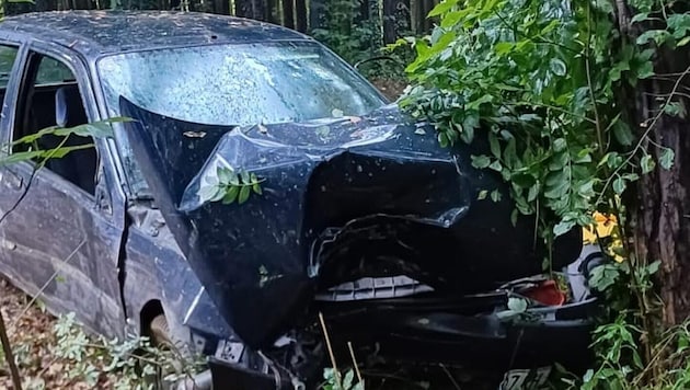 Der Alkolenker krachte schlussendlich gegen einen Baum. (Bild: FF Kumberg)