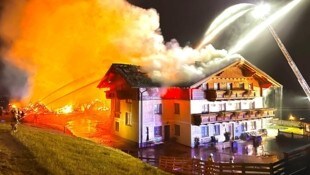 Das Feuer griff auch auf das Bauernhaus über.