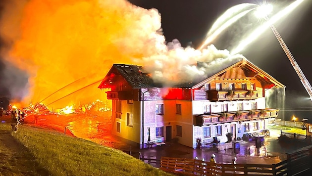 The flames also spread to the roof truss of the farmhouse. (Bild: Markus Tschepp)