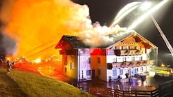 Das Feuer griff auch auf das Bauernhaus über. (Bild: Markus Tschepp)