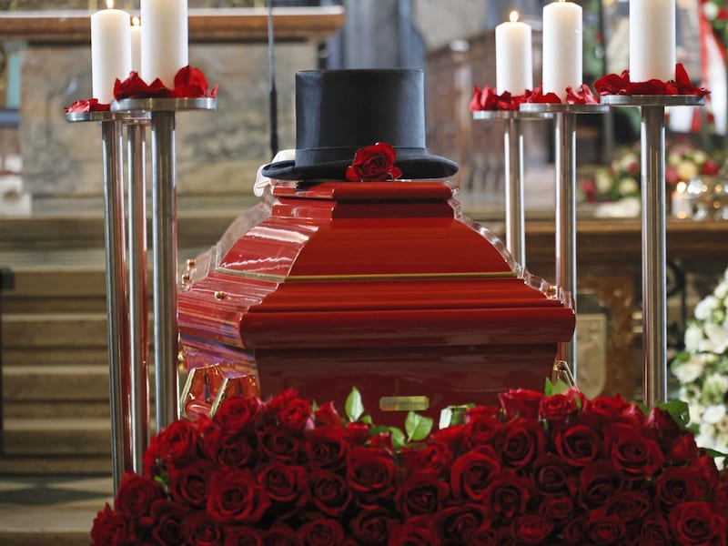 Richard Lugner's red coffin was adorned with his top hat. (Bild: Holl Reinhard/Reinhard Holl)