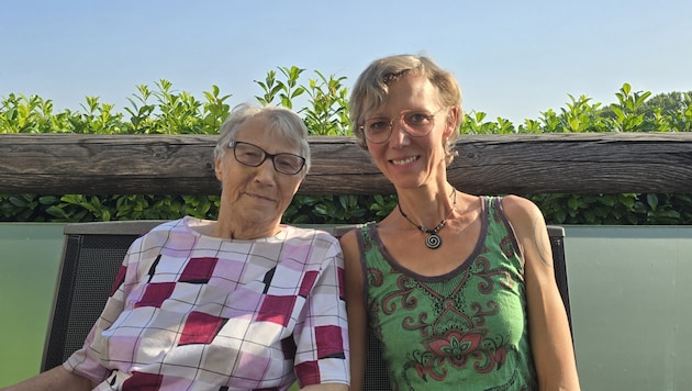 Karin Branagh (right) with her mother Rosa Bierbauer, who is in need of care. (Bild: zVg)