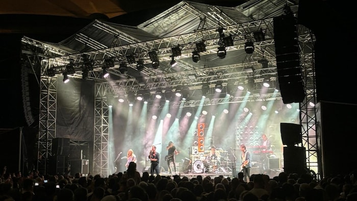 The band played live and gave it their all.