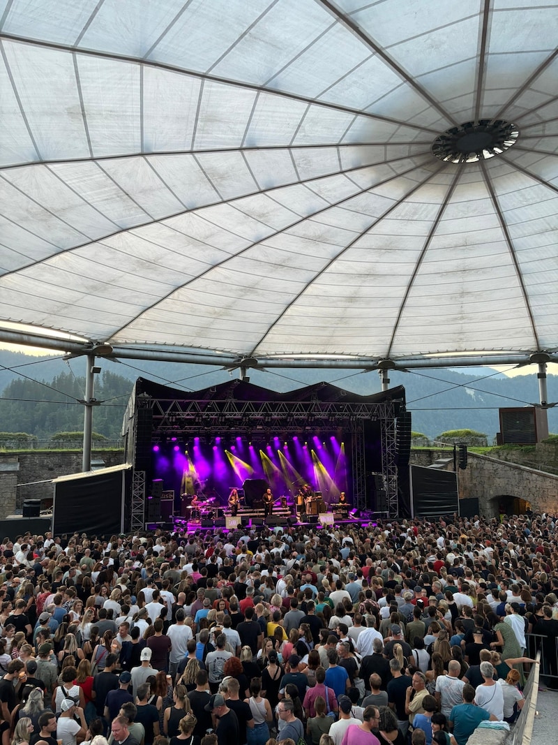 Auch bei der Vorband „Sankt Krinzinger“ war bereits viel los. (Bild: Sebastian Meinert/David Rosenkranz)