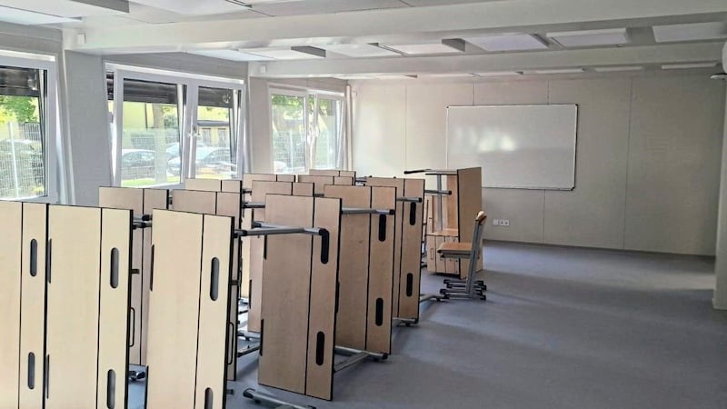 The blackboard and desks are already there. (Bild: zVg)