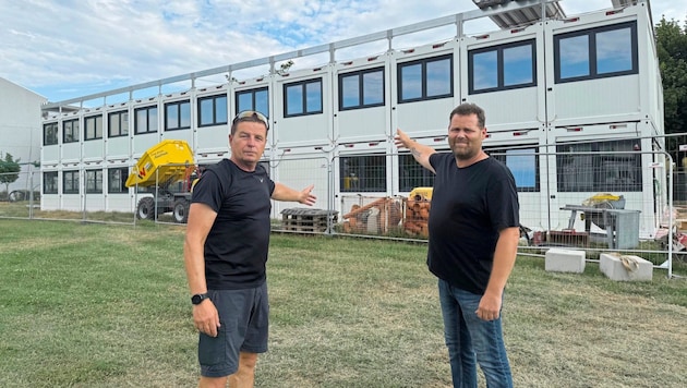 Manuel Kiesling from the parents' association with FPÖ local councillor Toni Mahdalik (left). The classes are still empty, but that will change from Monday. (Bild: Toni Mahdalik)