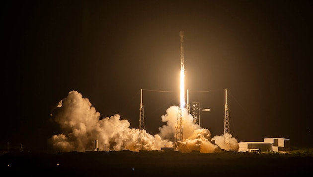 Mit Raketen wie dieser wurden die Starlink-Satelliten einst ins All geschossen – nun kehren sie als Sternenstaub zurück. (Bild: Reuters/Joe Skippers)