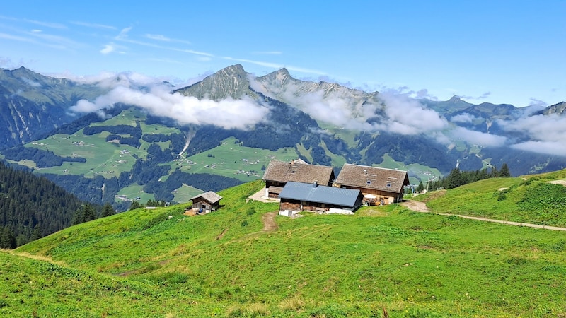 Before reaching the Oberpartnomsee lake, you can stop for a break at the nearby mountain hut. (Bild: Bergauer Rubina)