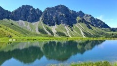 Der Oberpartnomsee ist einen Abstecher wert. Wenn es gänzlich windstill ist, spiegeln sich auf der Wasseroberfläche die umliegenden Berge.  (Bild: Bergauer Rubina)