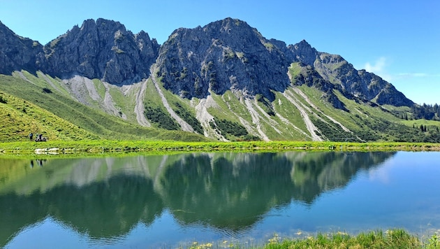 The Oberpartnomsee is well worth a detour. When there is no wind at all, the surrounding mountains are reflected on the surface of the water. (Bild: Bergauer Rubina)